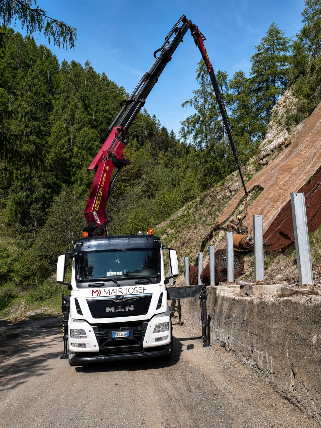 LKW mit Ladekran der Mair Josef GmbH im Einsatz in den Südtiroler Bergen
