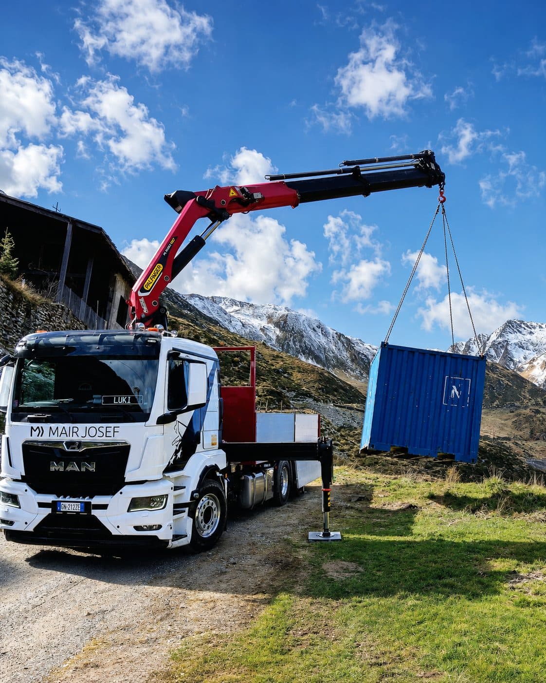 Ladekran der Mair Josef GmbH beim Verladen eines Containers