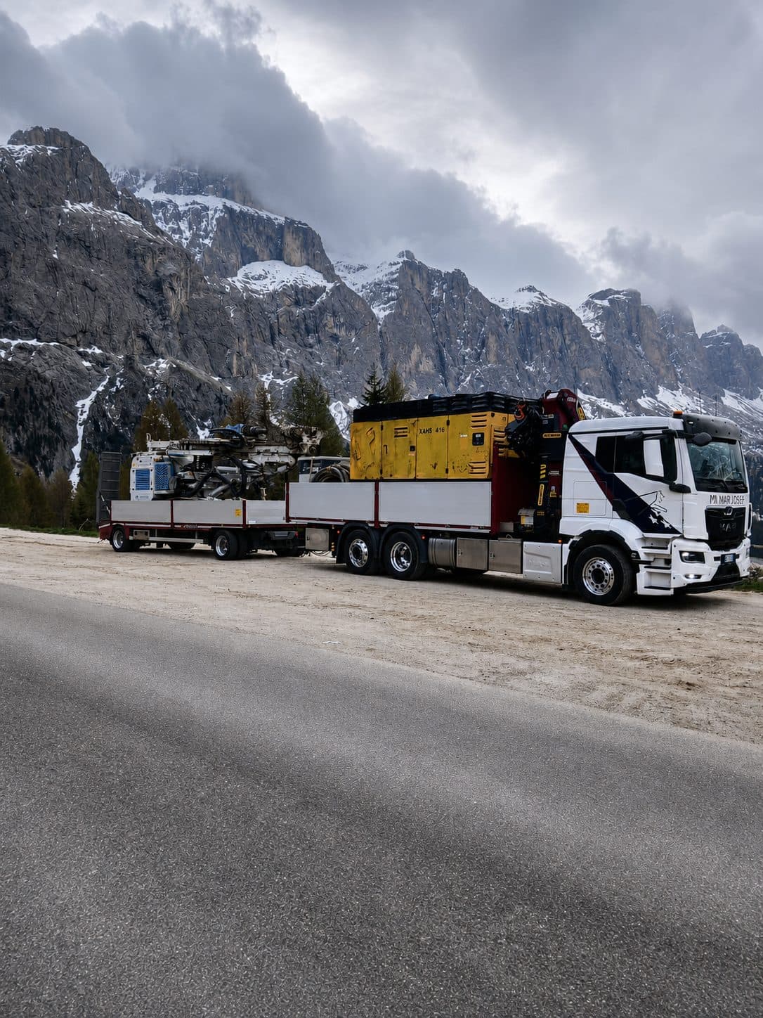 LKW mit Ladekran der Mair Josef GmbH bei einem regionalen Einsatz